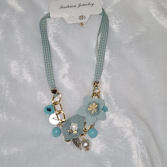 Flower Choker - Picture 3 of 3